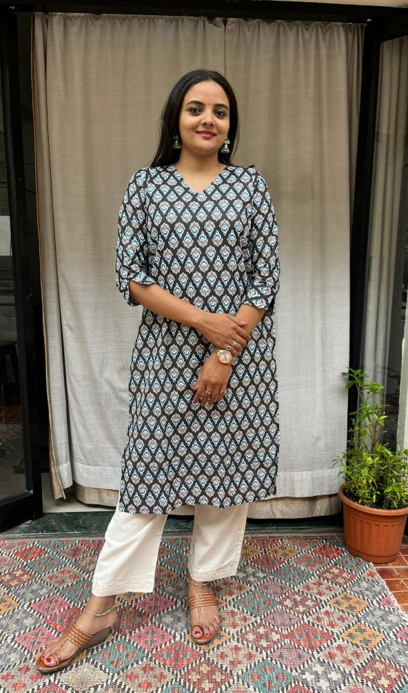 Gayatri Black Cotton Straight Kurta