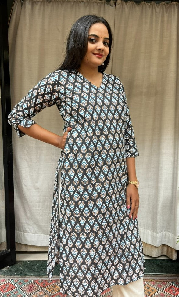 Gayatri Black Cotton Straight Kurta