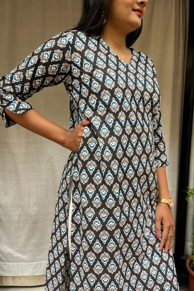 Gayatri Black Cotton Straight Kurta