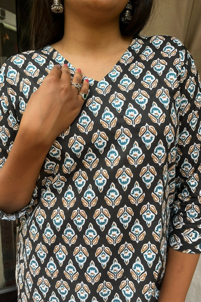 Gayatri Black Cotton Straight Kurta