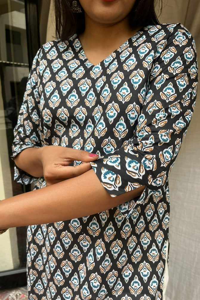 Gayatri Black Cotton Straight Kurta