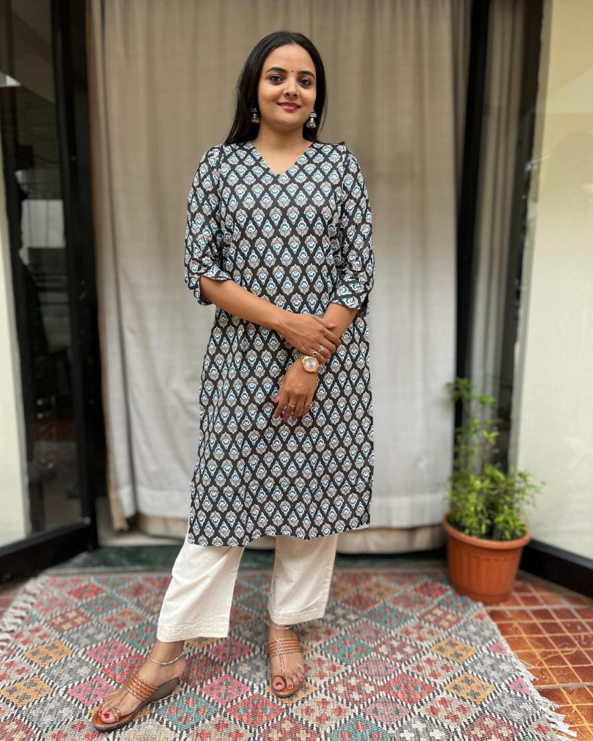 Gayatri Black Cotton Straight Kurta