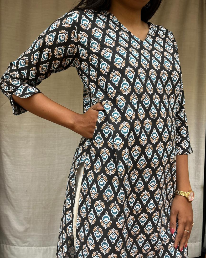 Gayatri Black Cotton Straight Kurta