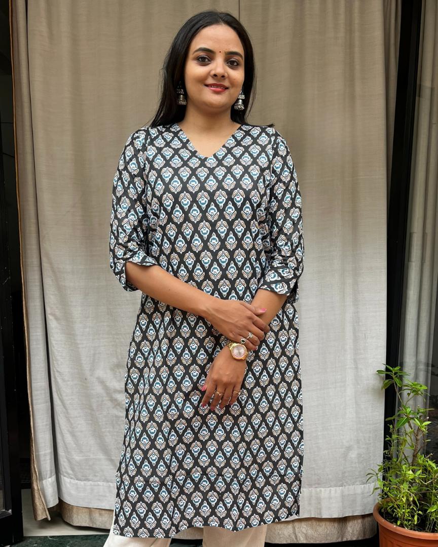 Gayatri Black Cotton Straight Kurta